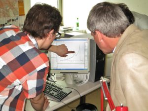 The number of unknown factors is now for the first time lower than the number of equations and measurable parameters in the model. Roman is showing Rune. (Photo: Margarete Drager, SBI GmbH)