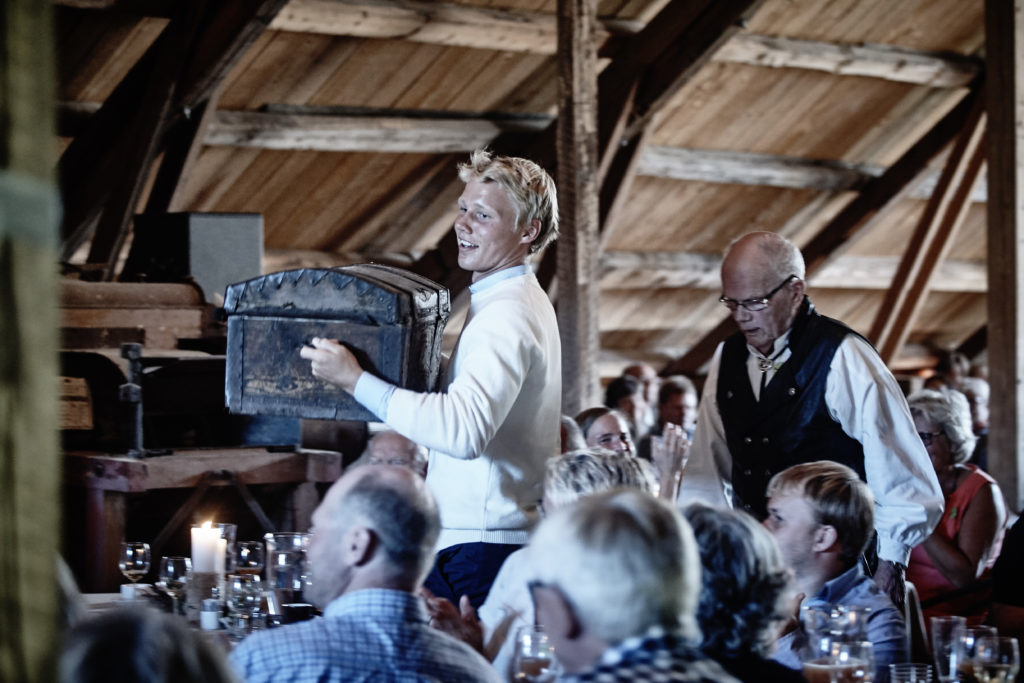 One of the guests, Mr. Kolbjorn Sonsteby, appears. With an old suitcase. Grete's nephew Sigurd carries the treasure.